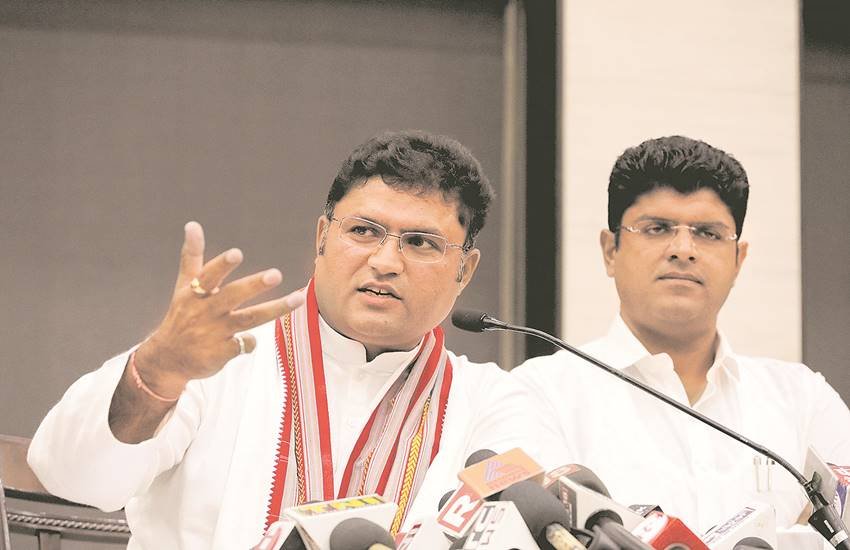 ट्रैक्टर पर बैठ परिवार संग वोट डालने पहुंचे दुष्यंत चौटाला। फोटो सोर्स: एएनआई