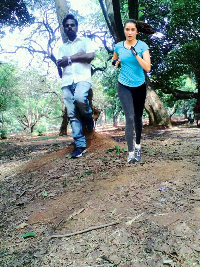 इस शख्स ने अपने ट्विटर हैंडल के बायो में भी 'प्लीज रिप्लाय मी श्रद्धा कपूर' लिख रखा है।