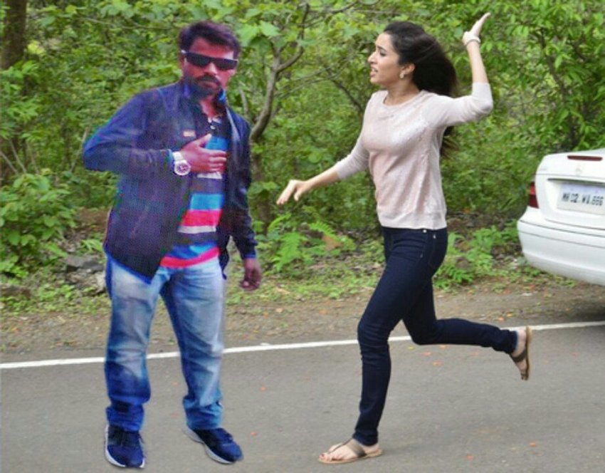 सोशल मीडिया ऐसी जगह है जहां कब क्या दिख जाए कुछ कहा नहीं जा सकता। लोग अटेंशन पाने के लिए इस प्लेटफॉर्म पर पता नहीं क्या क्या करते हैं। फिल्म स्टार्स के लिए तो दीवानगी आए दिन सोशल मीडिया में दिख जाती है। हालांकि कुछ लोग इस दीवानगी में मजाक का पात्र बन जाते हैं। ऐसा ही कुछ हुआ है अभिनेत्री श्रद्धा कपूर के एक क्रेजी फैन के साथ। सोशल मीडिया में लोग इस शख्स के मजे ले रहे हैं। दरअसल ये शख्स श्रद्धा कपूर की तस्वीरों को फोटोशॉप कर अपनी तस्वीरों से जोड़ कर उन्हें सोशल मीडिया में पोस्ट करता रहता है। ये फोटोशॉप इतने दोयम दर्जे के हैं कि किसी की भी हंसी छूट जाए। देखें इस शख्स द्वारा पोस्ट की गई कुछ फोटोशॉप्ड तस्वीरें(All Pics: Ravindra NBK Twitter)-
