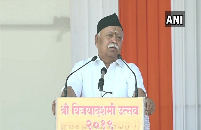 आरएसएस प्रमुख ने दशहरे पर की ‘शस्त्र पूजा’। (source: ANI)