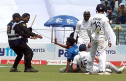 IND vs SA, 2nd Test: सुरक्षा घेरा तोड़ रोहित शर्मा के पैर चूमने लगा फैन, बचने में गिर पड़े ‘हिटमैन’