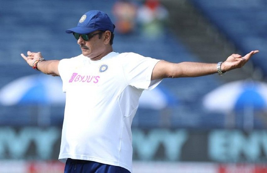 ICC ने ट्वीट किया रवि शास्त्री का "Titanic" पोज़, यूजर्स ने बनाए मीम, जमकर किया ट्रोल 