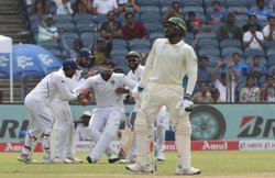 ‘4 बोतल वोडका पीकर रवि शास्त्री की तरह एक्टिंग करते हैं रोहित शर्मा’ यूजर्स ने वायरल फोटो पर लिए खूब मजे