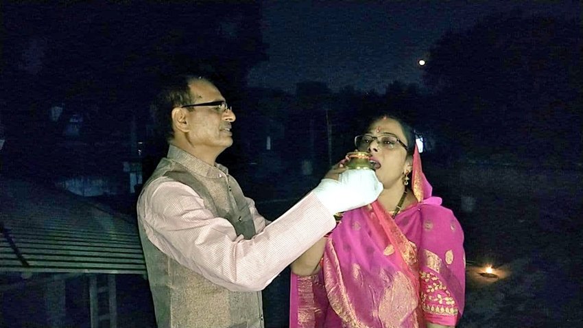 शिवराज सिंह चौहान: मध्य प्रदेश के पूर्व सीएम और बीजेपी के वरिष्ठ नेता शिवराज सिंह चौहान ने अपनी पत्नी साधना के साथ इस तस्वीर को शेयर करते हुए लिखा कि तपस्या की ऐसी मिसाल दुनिया में कहीं नहीं है।