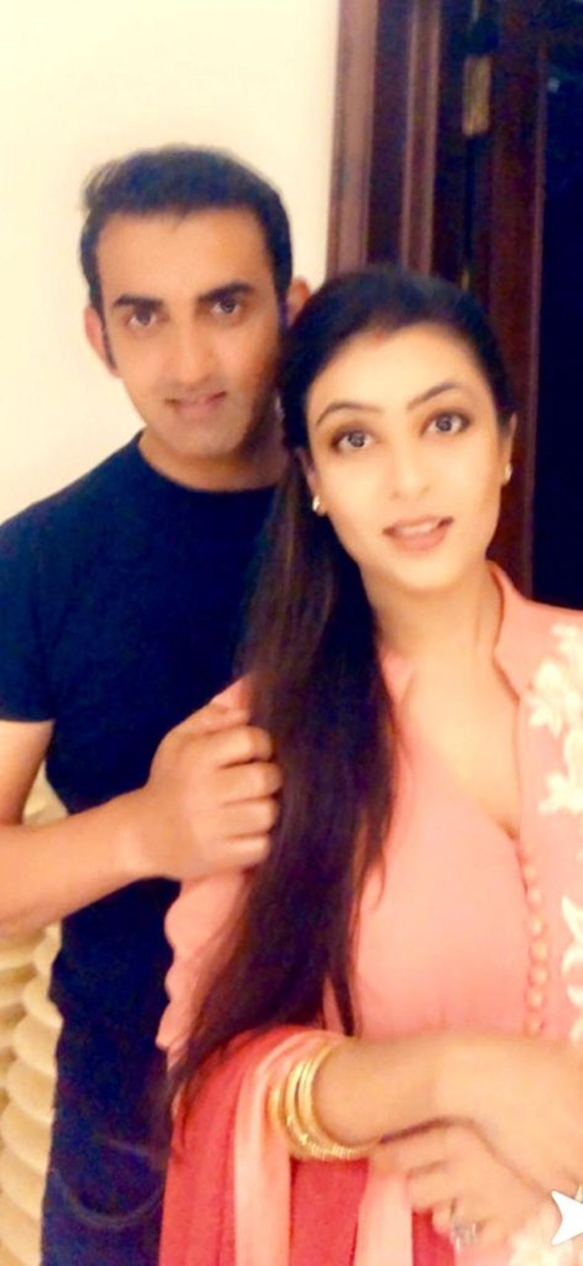 गौतम गंभीर: बीजेपी सांसद गौतम गंभीर ने अपनी पत्नी नताशा को चांद बताते हुए ये तस्वीर शेयर की। गौतम ने लिखा- अरे चांद तो कब का निकला हुआ था।