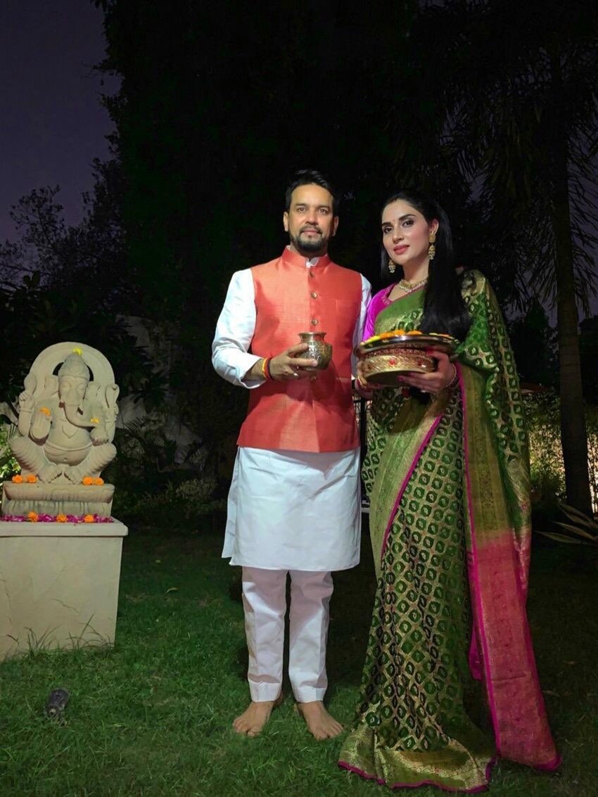 अनुराग ठाकुर: बीजेपी सांसद अनुराग ठाकुर ने अपनी धर्मपत्नी के साथ इस तस्वीर को शेयर करते हुए लिखा- हमारे त्यौहार हमारे रीति रिवाजों, संस्कृति और आस्था के प्रतिबिंब हैं जिसने हम सबको स्नेह के सूत्र में पिरोए रखा है।