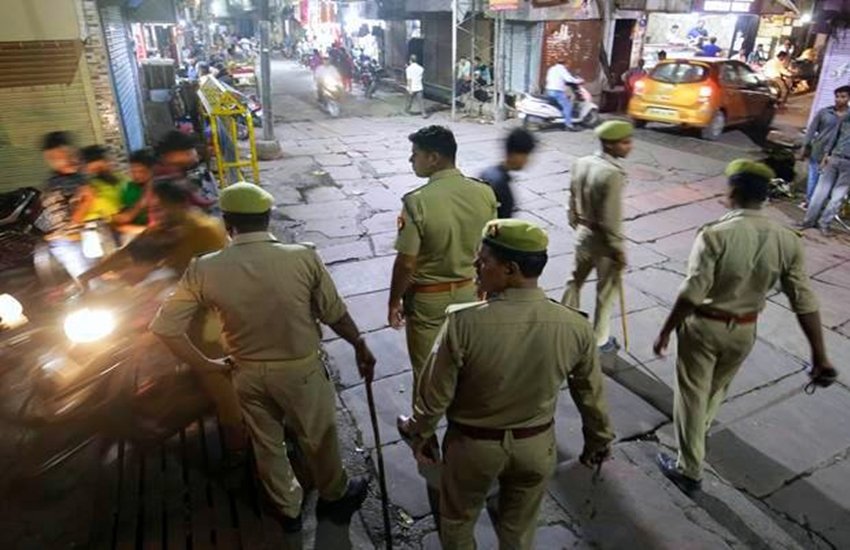 एफआईआर में डीएसपी हापुड़ संतोष कुमार, एसएचओ पिलखुआ योगेश बालियान और सब-इंस्पेक्टर अजब सिंह के नाम हैं। फोटो सोर्स: इंडियन एक्सप्रेस एफआईआर में डीएसपी हापुड़ संतोष कुमार, एसएचओ पिलखुआ योगेश बालियान और सब-इंस्पेक्टर अजब सिंह के नाम हैं। फोटो सोर्स: इंडियन एक्सप्रेस