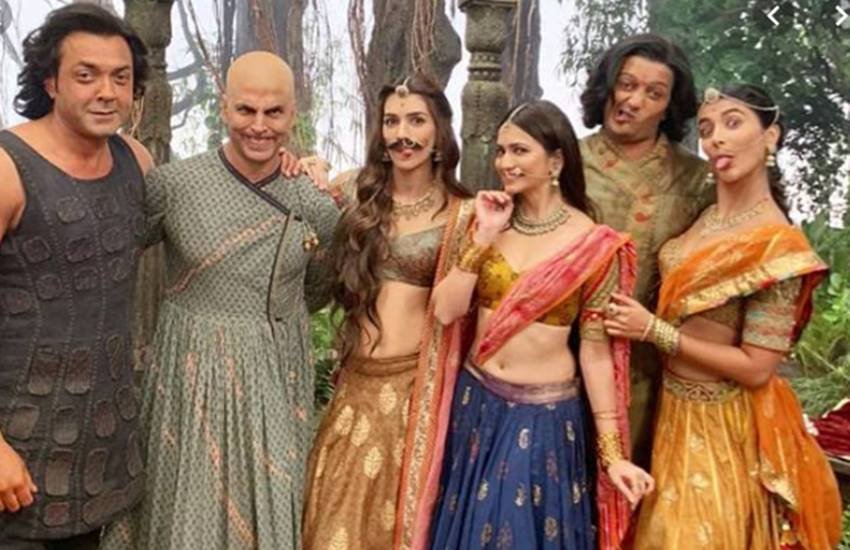 पिछले काफी दिनों से साजिद नाडियाडवाला की फिल्म 'हाउसफुल 4' का प्रमोशन चल रहा है। बुधवार को फिल्म की पूरी स्टार कास्ट प्रमोशन के लिए 'हाउसफुल 4 एक्सप्रेस' ट्रेन से दिल्ली के लिए रवाना हुई। फिल्म के सभी मुख्य कलाकार जिनमें अक्षय कुमार, बॉबी देओल, रितेश देशमुख, कृति सैनन, चंकी पांडे और कृति खरबंदा शामिल हैं, मुंबई के बोरिवली स्टेशन से इस ट्रेन में चढ़े और फिर यह दिल्ली के लिए रवाना हो गए। आइए डालते हैं नजर इस प्रमोशन स्पेशल ट्रेन के अंदर हाउसफुल 4 की टीम की मस्ती पर एक नजर। (ALL PICS: INDIAN EXPRESS)