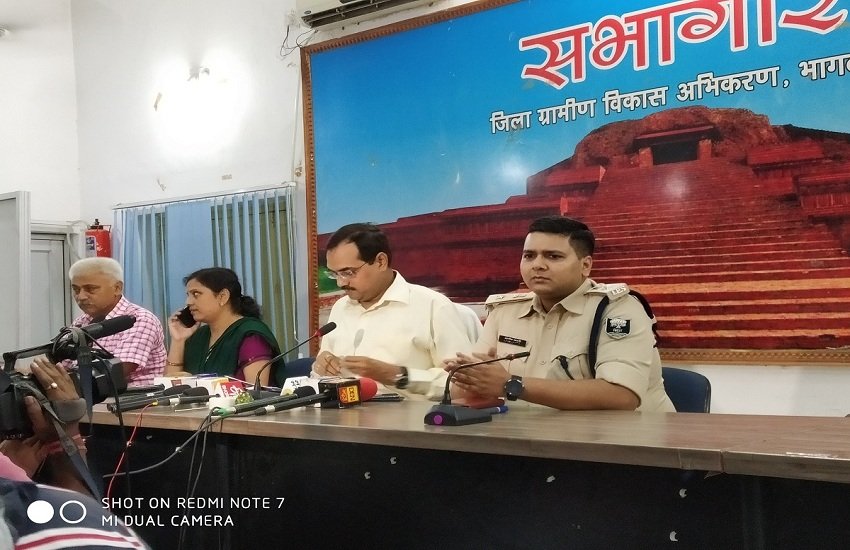 डीएम प्रणब कुमार प्रेस कांफ्रेंस करते हुए। बगल में एसएसपी आशीष भारती। डीएम प्रणब कुमार प्रेस कांफ्रेंस करते हुए। बगल में एसएसपी आशीष भारती।