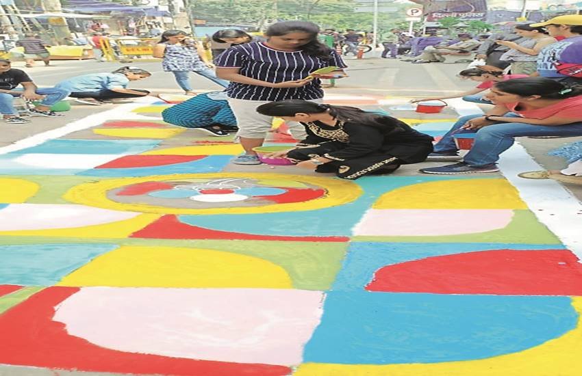 अब वह केवल सड़क न लगकर एक प्रदर्शनी जैसी लग रही है।