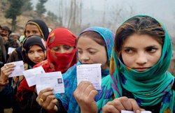कश्मीर: तीन महीने में 10,000 करोड़ रुपये का हुआ घाटा, 50 हजार लोगों की गई जॉब!