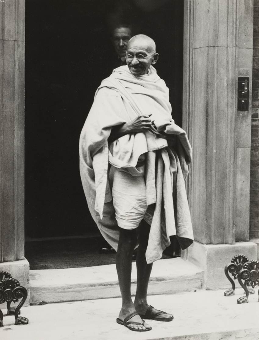 गांधी जी ताउम्र शाकाहारी रहे। उन्हें हरी सब्जियां और फल काफी पसंद थे। खाने में वह रोटी और सादा चावल-दाल पसंद करते थे। बोपू रोजाना खीरा, हरे पत्ते वाली सब्जियां और मूली भी खाते थे।