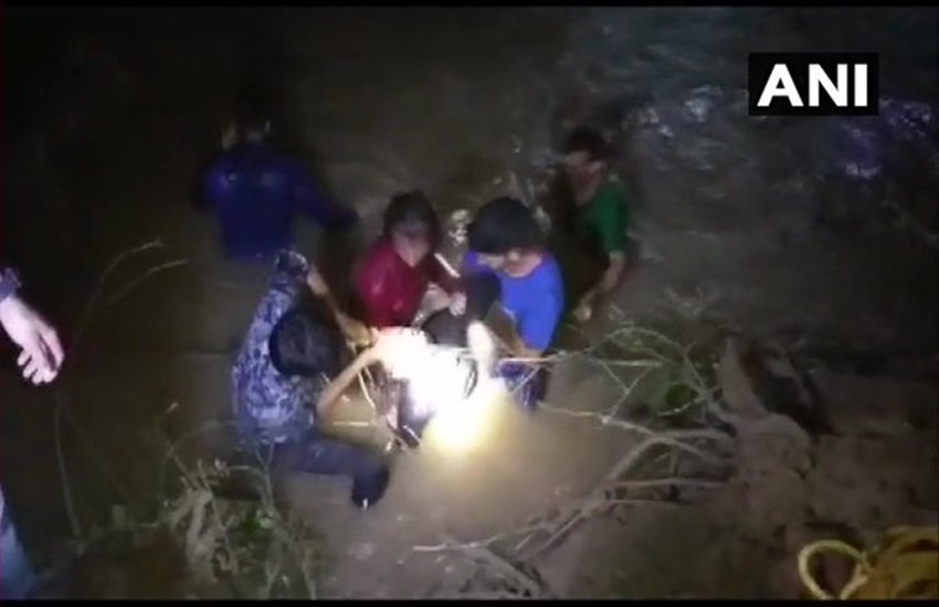 एमपी में नदी में गिरी बस 
फोटो सोर्स- एएनआई 