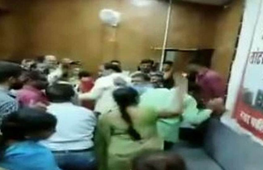 महिला के खिलाफ प्राथमिकी दर्ज की गई है।
(फोटो सोर्स: ANI) महिला के खिलाफ प्राथमिकी दर्ज की गई है।
(फोटो सोर्स: ANI)