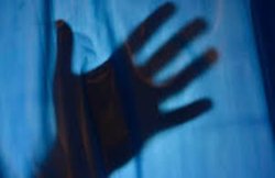 UP: मारपीट के बाद शराबी पति ने पत्नी को छठी मंजिल से नीचे फेंका, महिला की मौके पर मौत; आरोपी फरार