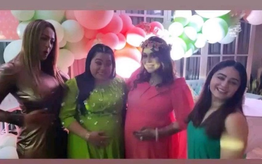 गिन्नी चतरथ के बेबी बम्प के साथ भारती सिंह अपने फूड बंप को फ्लॉन्ट करती दिख रही हैं। तस्वीर में कश्मीरा शाह और माही विज भी नजर आ रही हैं। (Photo: Mahhi Vij/Instagram)