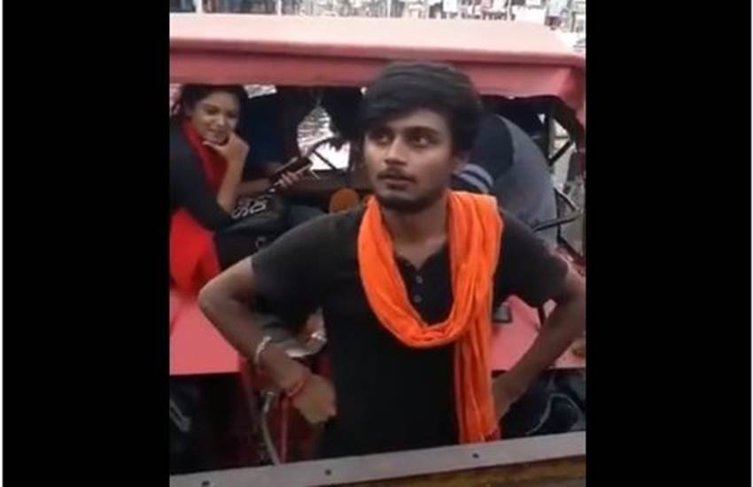 पानी के बीच ट्रैक्टर पर मिमिक्री करते हुए कृष्णा यादव। (फोटो सोर्स: वायरल वीडियो स्क्रीनशॉट)