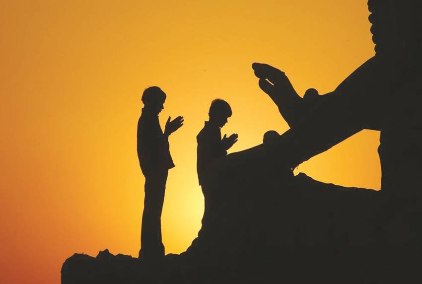 ईश्वर से प्रार्थना हम मनुष्यों को करनी चाहिए।