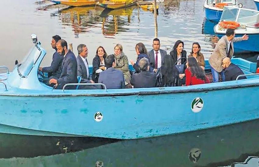  प्रेस कॉन्फ्रेंस में सांसदों ने पाकिस्तान पर भी निशाना साधा। एक सांसद ने कहा कि पाकिस्तान में ईसाइयों की हालात चिंताजनक है। (PTI)