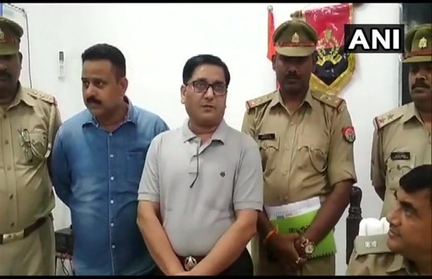 पुलिस की गिरफ्त में आरोपी डॉक्टर 
फोटो सोर्स- एएनआई 