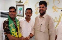 ‘दुष्यंत चौटाला ने दिया धोखा’ कह जेजेपी उम्मीदवार ने दिया पार्टी से इस्तीफा, खट्टर के खिलाफ ठोकी थी ताल