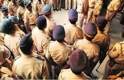 उत्तर प्रदेश पुलिस को होना पड़ा शर्मिंदा, ड्रिल के दौरान नहीं दाग पाई आंसू गैस का गोला