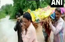 Video: उफनते पानी में निकली शव-यात्रा, डरते-डरते पार किया नाला, मंदसौर में बारिश ने तोड़े सारे रिकॉर्ड