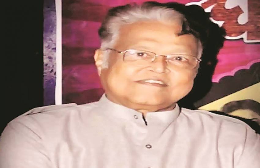 विजू से उसके हिंदी अध्यापक ने नाटक में काम करने के लिए कहा। विजू से उसके हिंदी अध्यापक ने नाटक में काम करने के लिए कहा।