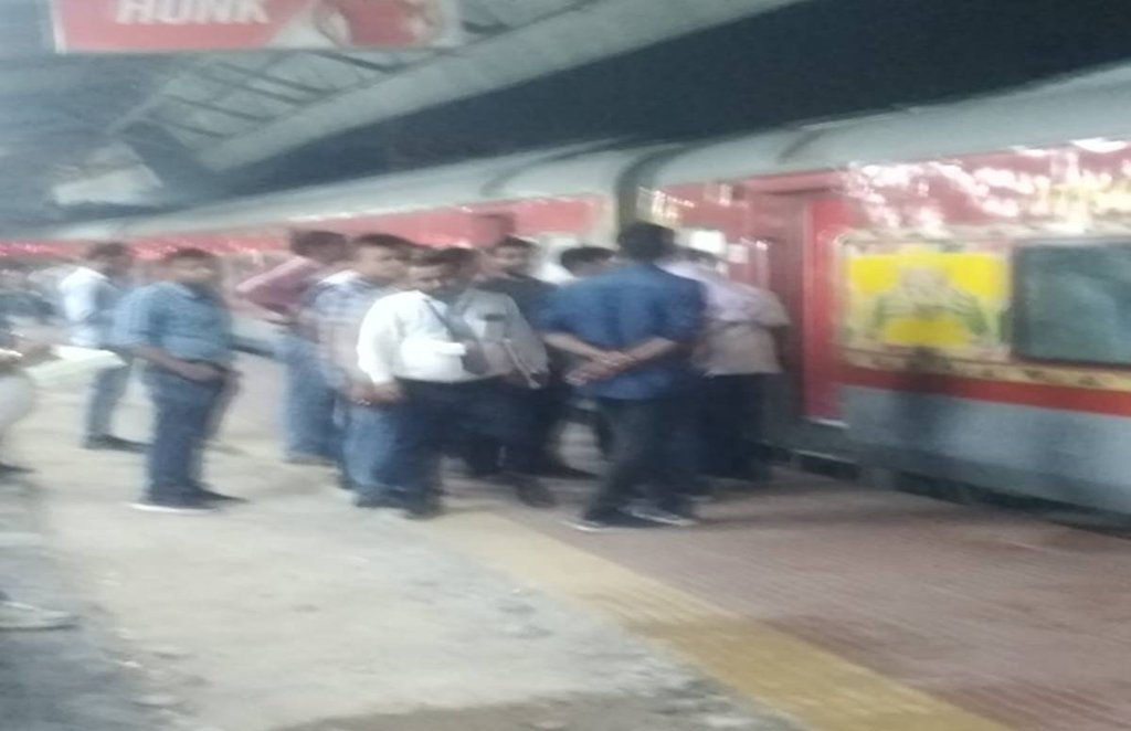 बी-2 में सफर कर रहे महिलाओं के छोटे-छोटे बच्चे गर्मी से बिलख उठे। बी-2 में सफर कर रहे महिलाओं के छोटे-छोटे बच्चे गर्मी से बिलख उठे।