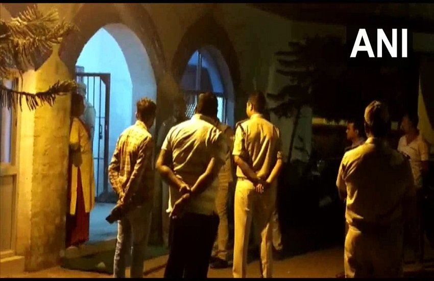 मौके पर मौजूद पुलिस, फोटो सोर्स- इंडियन एक्सप्रेस