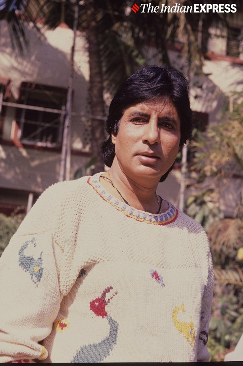 बॉलीवुड के मेगास्टार अमिताभ बच्चन का आज जन्मदिन है। अमिताभ बच्चन को सिनेमा में 50 साल से ज्यादा समय हो चुका है। 1969 में आई सात हिंदुस्तानी से लेकर आज तक वह अपनी अदाकारी से दुनियाभर के सिने प्रेमियों का मनोरंजन कर रहे हैं। अपने जीवन के 7 दशक देख चुके अमिताभ उम्र के इस पड़ाव पर भी अपने काम करने के जज्बे के चलते बॉलीवुड के शहंशाह के तख्त पर काबिज हैं। अमिताभ बच्चन के जन्मदिन के मौके पर देखिए उनकी कुछ अनदेखी तस्वीरें।(All Photos: Express Archives)