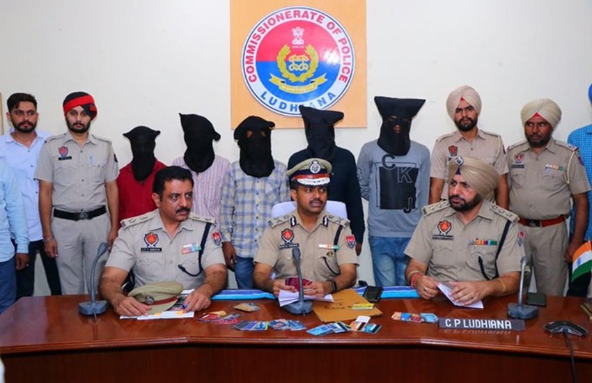 लुधियाना पुलिस के साथ पकड़े गए बदमाश (फोटो सोर्स -ANI) लुधियाना पुलिस के साथ पकड़े गए बदमाश (फोटो सोर्स -ANI)