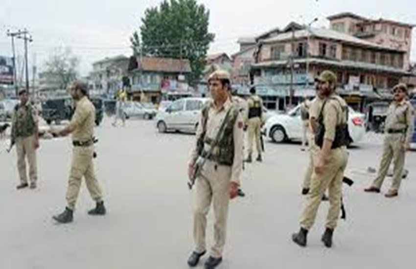 हमले के बाद तैनात सेना (फोटो सोर्स -इंडियन एक्सप्रेस)