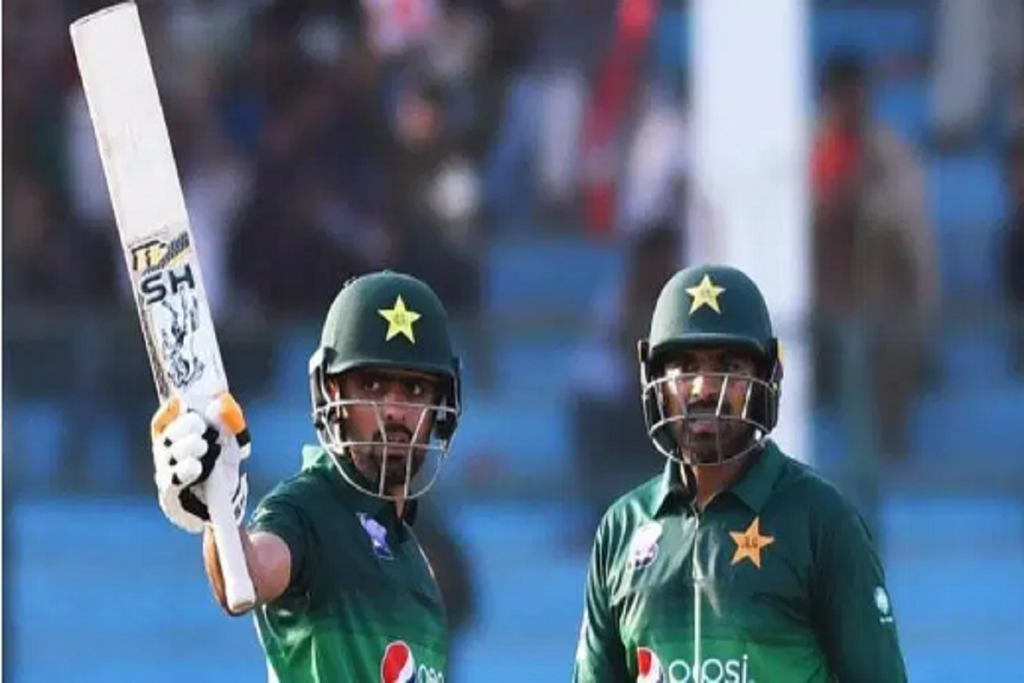 पाकिस्तान के बाबर आजम ने भारतीय कप्तान विराट कोहली को पछाड़ा। (Source:Twitter/TheRealPCB) 