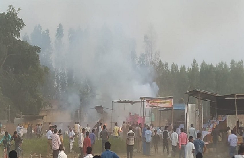 सिगरेट से तबाह हुआ रायबरेली का पटाखा बाजार, 3 की हालत गंभीर, 2 दुकानें खाक, फोटो सोर्स- आशीष मिश्रा
