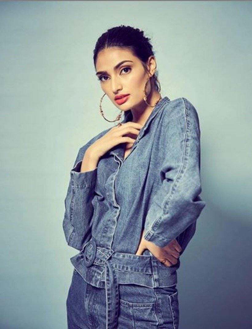 इस डेनिम ड्रेस में आथिया शेट्टी काफी स्टायलिश लग रही हैं। (Photo: @stylebyami/ Instagram)