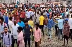 VIDEO: नहीं मिली नौकरी तो छात्रों ने हाथों में डंडे, पत्थर लेकर बोल दिया रेलवे स्टेशन पर हमला, घंटों की तोड़फोड़, बवाल