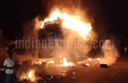 Tamil Nadu: मिनी वैन में पटाखे भरकर ले जा रहे थे 2 युवक, अचानक हुआ धमाका और गाड़ी समेत उड़ गए दोनों के चिथड़े