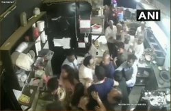 VIDEO: होटल में खराब खाने की शिकायत के बाद युवकों ने किचेन में घुस स्टाफ को धुना, महिला कर्मचारी से हुई छेड़खानी
