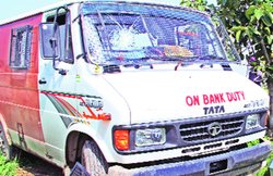 छत्तीसगढ़: पहले पंक्चर किया ATM कैश वैन का टायर, फिर लूटे 1.64 करोड़ रुपए, इस गलती की वजह से धरे गए बदमाश