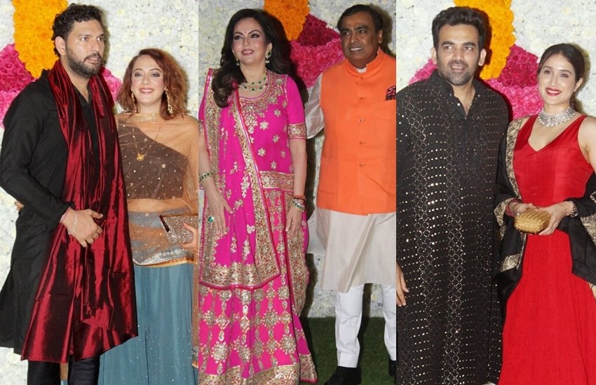 पिछले कई सालों की तरह इस बार भी अंबानी परिवार (Ambani family) ने मुंबई स्थित अपने घर एंटीलिया में दिवाली पार्टी का आयोजन किया। इस बार दिवाली पार्टी अंबानी परिवार के लिए बेहद खास थी क्योंकि शादी के बाद बहू श्लोका मेहता (shloka mehta) की अंबानी परिवार के साथ यह पहली दिवाली है। मुकेश अंबानी और नीता अंबानी ने इस पार्टी को होस्ट किया। पार्टी में तमाम मशहूर शख्सियतों ने शिरकत की। कई क्रिकेटर्स भी इस दिवाली पार्टी की रौनक बढ़ाते दिखे। (All Pics: Varinder Chawla Instagram)