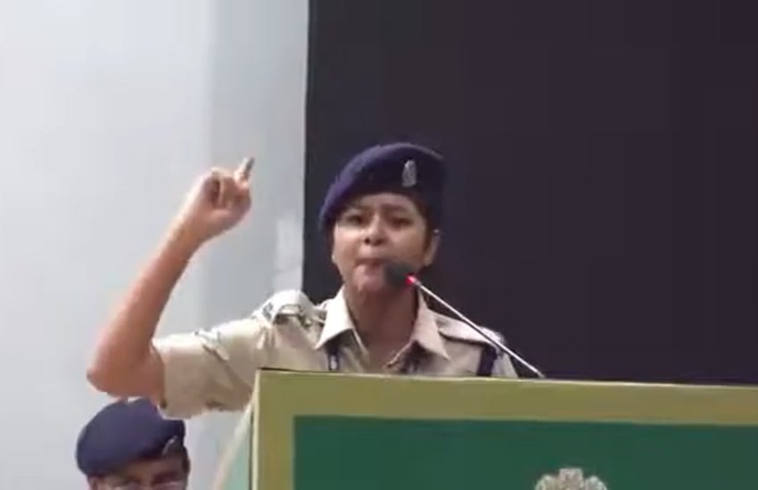 खुशबू चौहान CRPF में कांस्टेबल के पद पर कार्यरथ हैं। 
