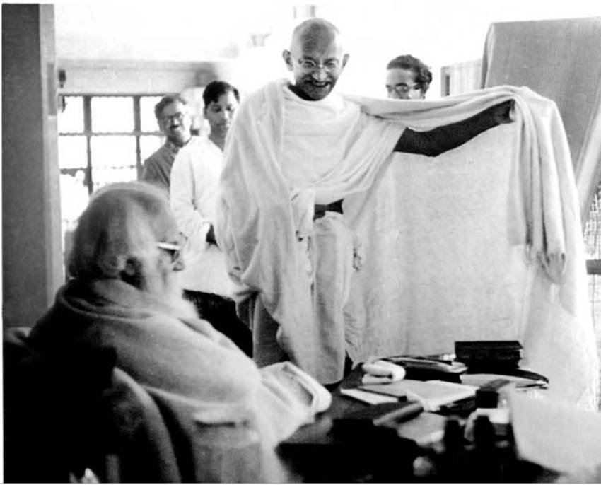 बापू रोज बादाम और किशमिश जरूर खाते थे। इसके अलावा अपनी हड्डियों को मजबूत रखने के लिए डेली गाय का दूध भी लेते थे। इसके साथ ही वह रोजाना अपने भोजन में करीब 22 ग्राम घी का इस्तेमाल करते थे। (Pic Coutesy: Rolli Books)
