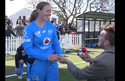 WBBL 2019,VIDEO : मैदान पर ही ऑस्ट्रेलियाई महिला क्रिकेटर को कर लिया किस, घुटने पर बैठकर पहनाई रिंग