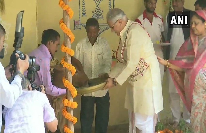 छत्तीसगढ़ में गौरा गौरी पूजा करते मुख्यमंत्री भूपेश बघेल (फोटो सोर्स -ANI) छत्तीसगढ़ में गौरा गौरी पूजा करते मुख्यमंत्री भूपेश बघेल (फोटो सोर्स -ANI)