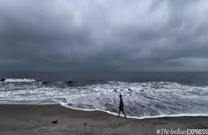 Weather Forecast Report, Cyclone Kyarr LIVE: अरब सागर पर एक चक्रवाती तूफान 'क्यार' तेज से उठ रहा है। Weather Forecast Report, Cyclone Kyarr LIVE: अरब सागर पर एक चक्रवाती तूफान 'क्यार' तेज से उठ रहा है।