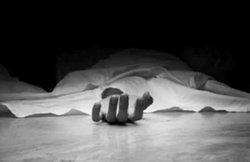 विवाहित महिला देर रात से मिलने आए दो युवक, सुबह घर से 500 मीटर दूर मिली लाश, गले में लिपटी थी साड़ी
