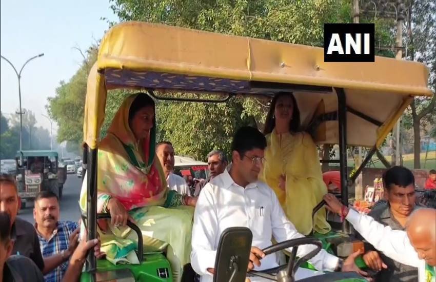 Haryana elections, elections 2019, JJP, Jannayak Janata Party, Dushyant Chautala, INLD, tractor, polling booth in Sirsa, Abhay chautala, Devilal, Naina chautala, ranjit chautala, rania seat, Ashok Tanwar,