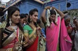 UP के कन्नौज में असली किन्नरों ने निर्वस्त्र करके नकली को धुना, कहा- बदनामी नहीं सहन करेंगे