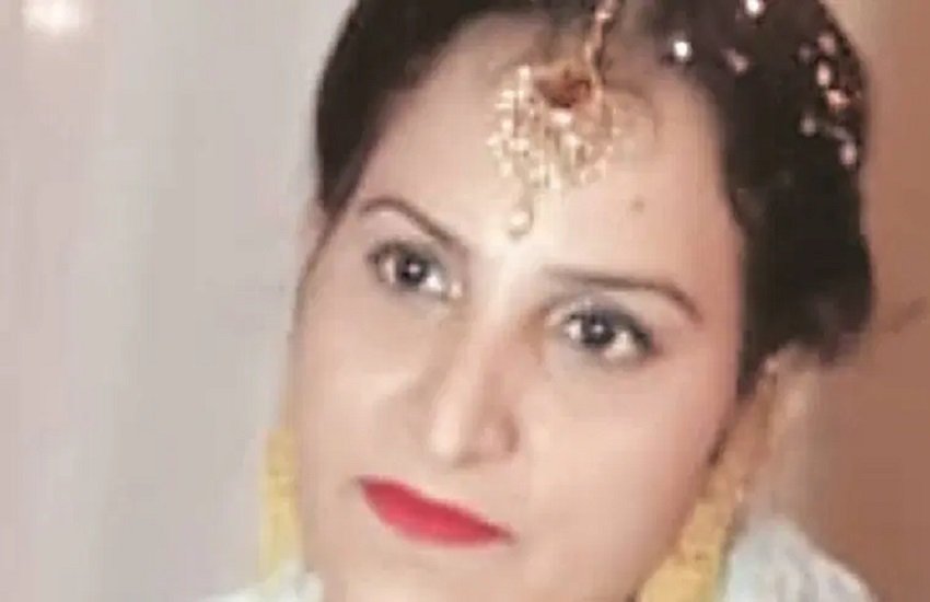 CATS एम्बुलेंस कर्मचारियों द्वारा नीलोफर आलम को मृत घोषित कर दिया गया। फोटो सोर्स- इंडियन एक्सप्रेस